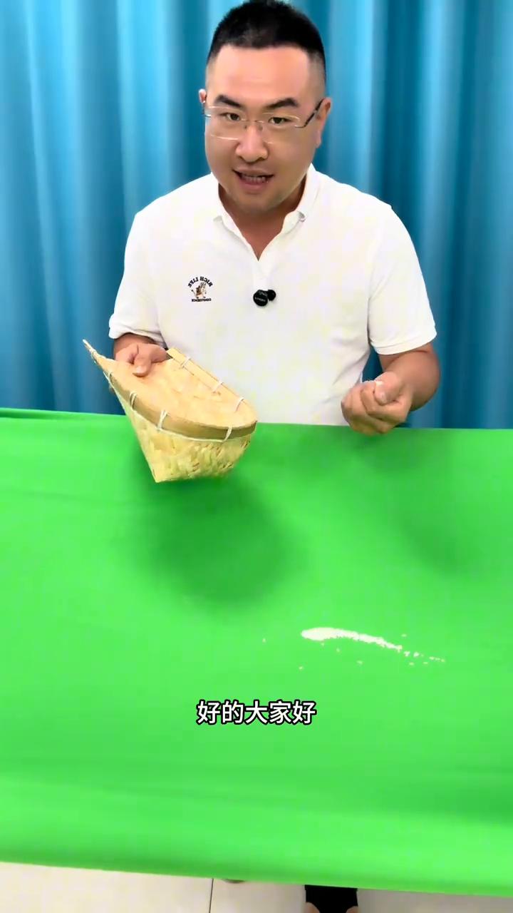 江湖戏法：生米炒米花。
大家好，视频中的生米炒成爆米花是如何做到的？接下来就详细