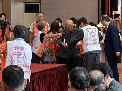 上台致词前不慎跌倒！88岁吴伯雄自嘲故意的：会尽量活久一点

现年88岁的国民党