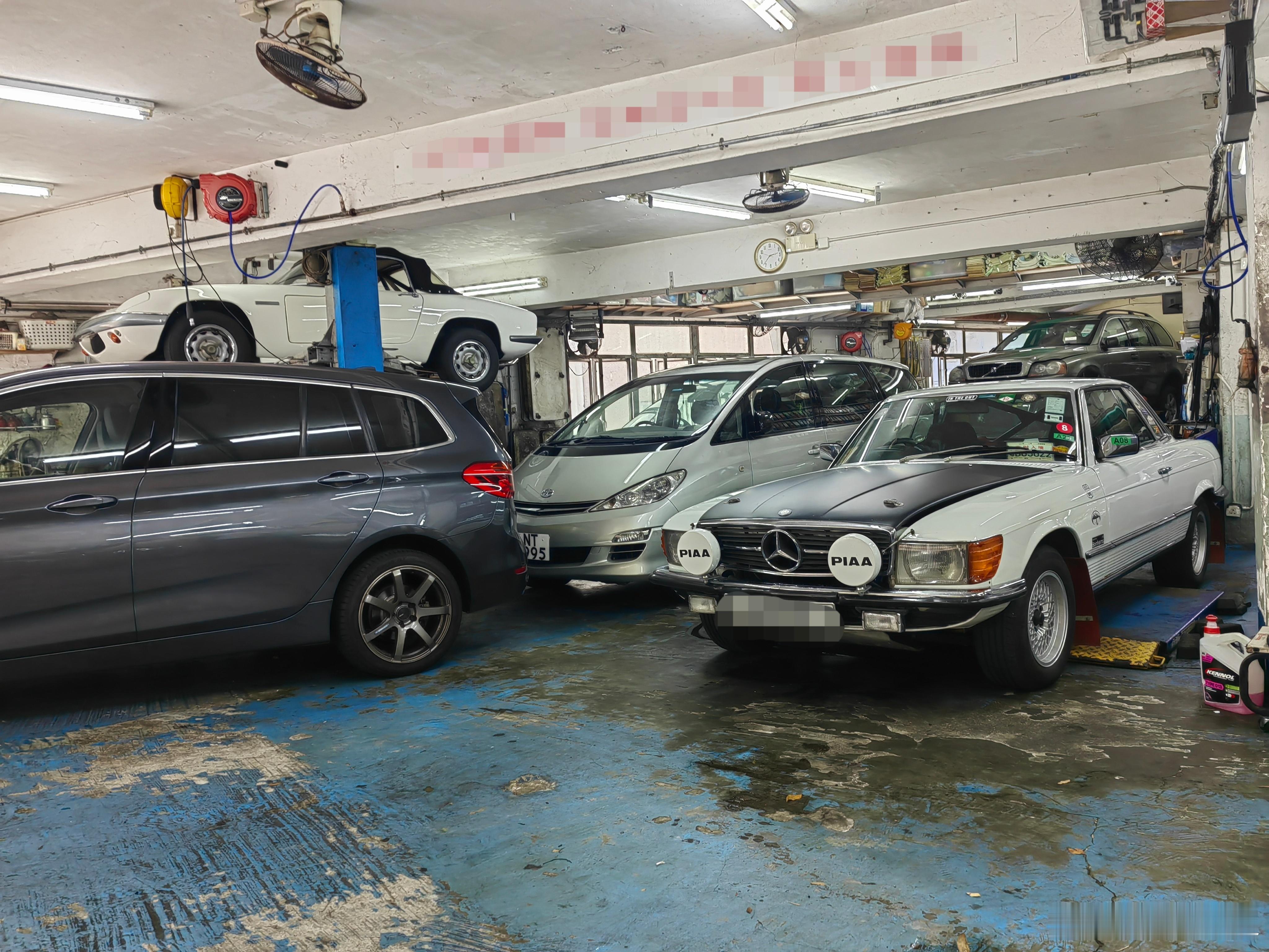 今天非常充实，我整备朋友的70年代的奔驰450SLC (图1 在地上白色那部)，