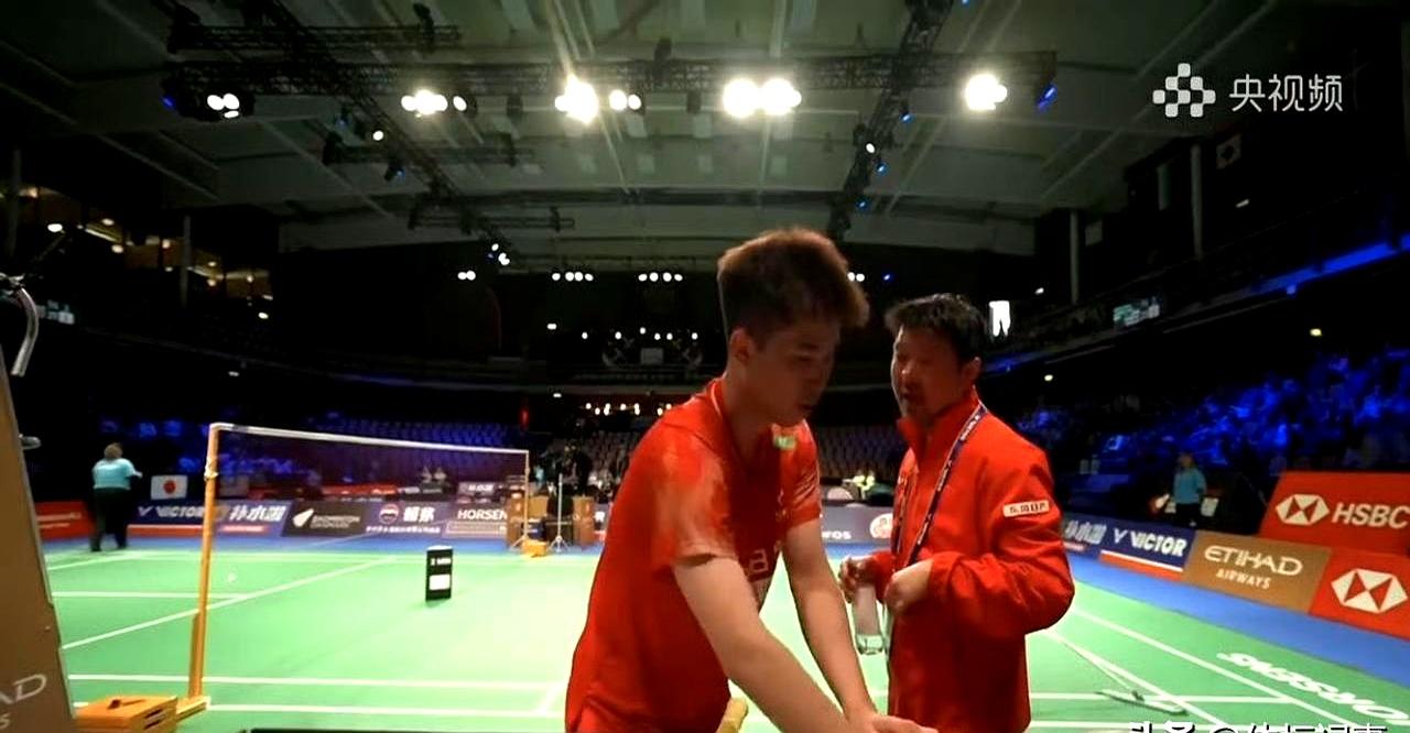 中国羽毛球队这阵容深度，真是让人心里踏实。
 

头号男单石宇奇急性肠胃炎，临时