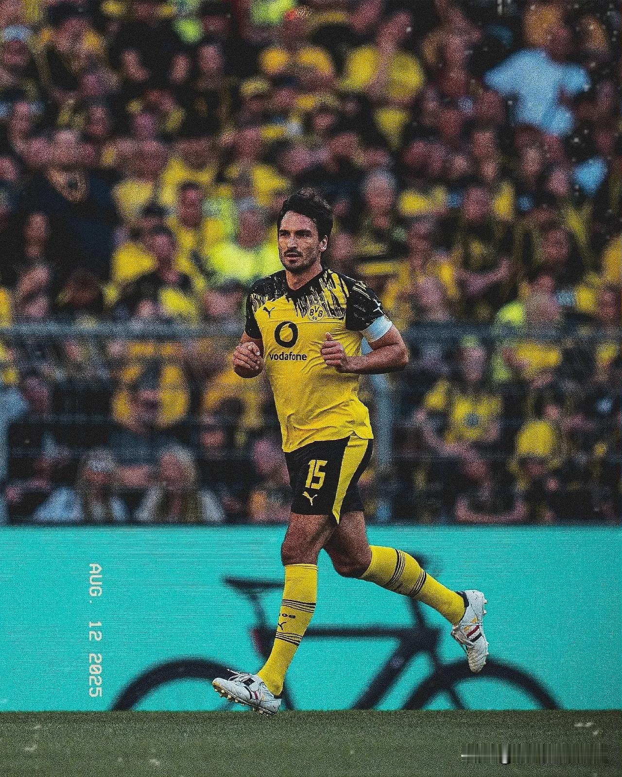 多特这操作，暖心！💛
胡梅尔斯退役后本已是“自由身”，但为了弥补他上次离队时没