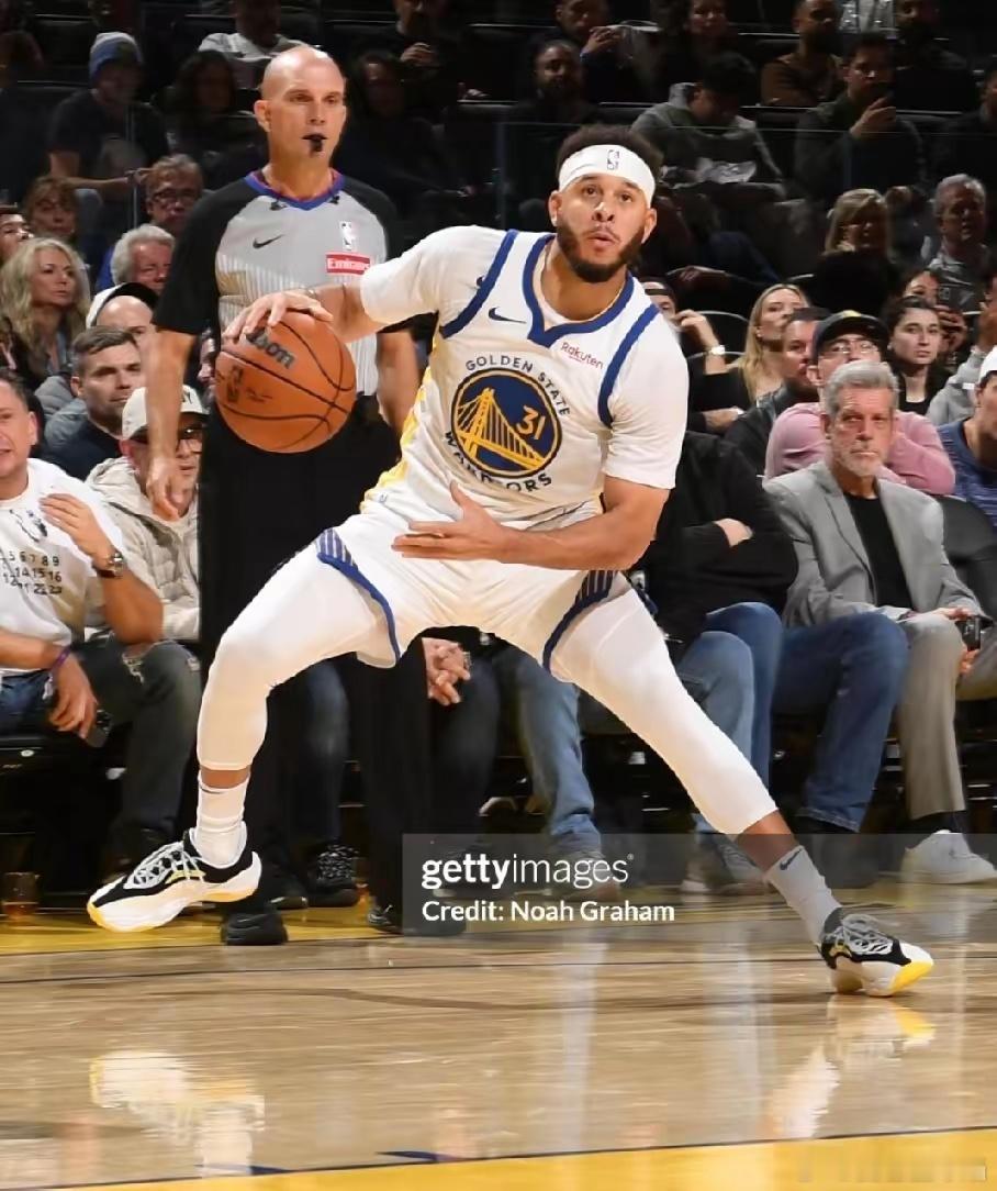 我怀疑过小库里适应不了勇士体系，也怀疑过他首秀会受年龄影响，但唯独没想到的是，他