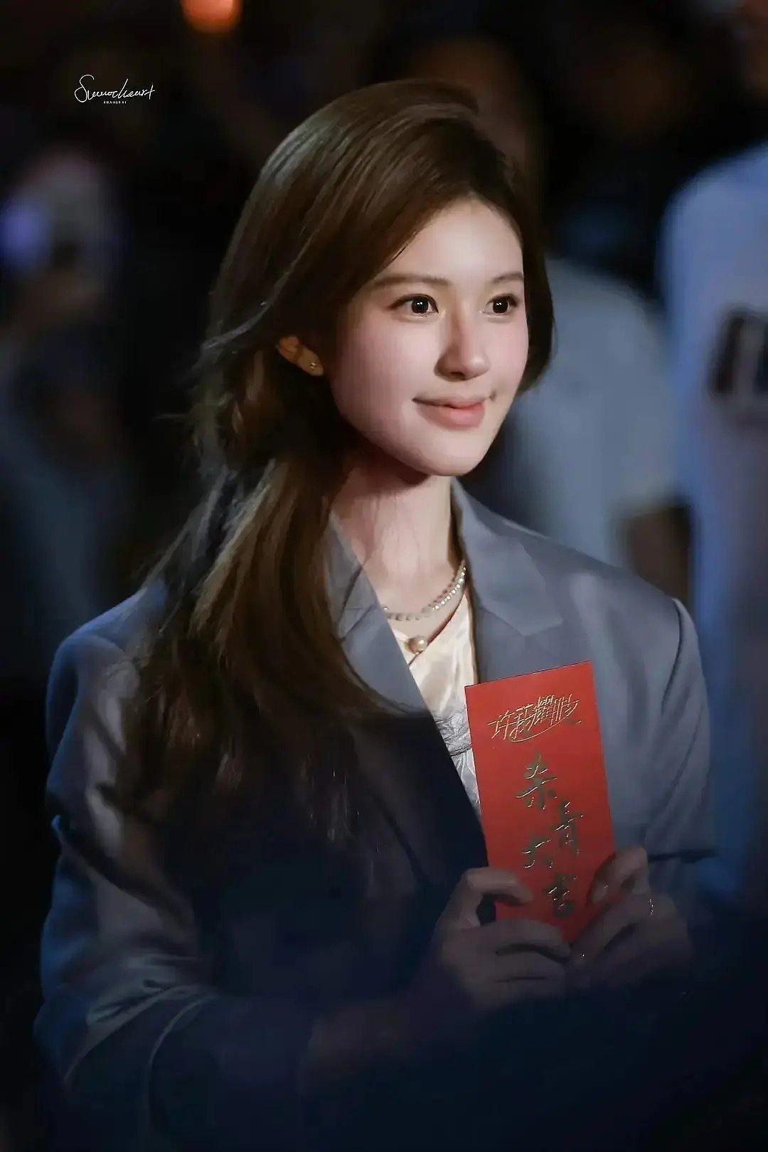 赵露思这脸越来越假了 ​​​