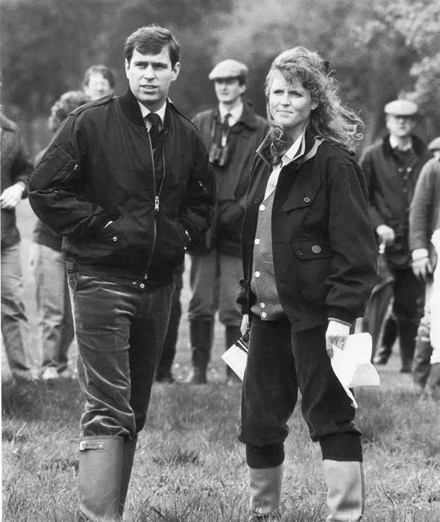 安德鲁王子想必没有重男轻女思想，他娶了个不好看的媳妇生了两个长相路人的女儿，也不