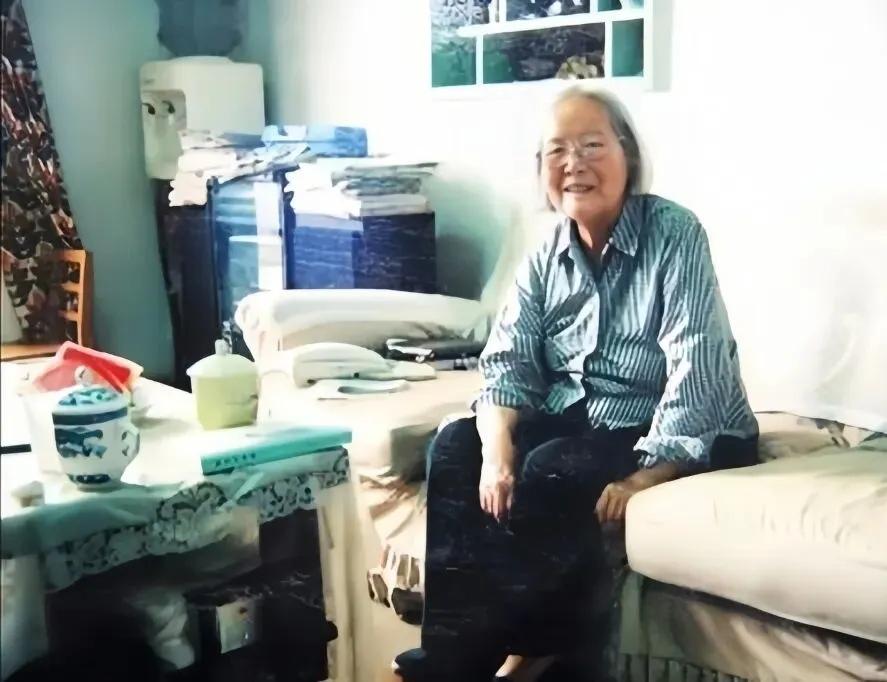 2003年，北京，傅作义长女傅冬菊的晚年留影。镜头下，她安坐在布艺沙发上，一身蓝