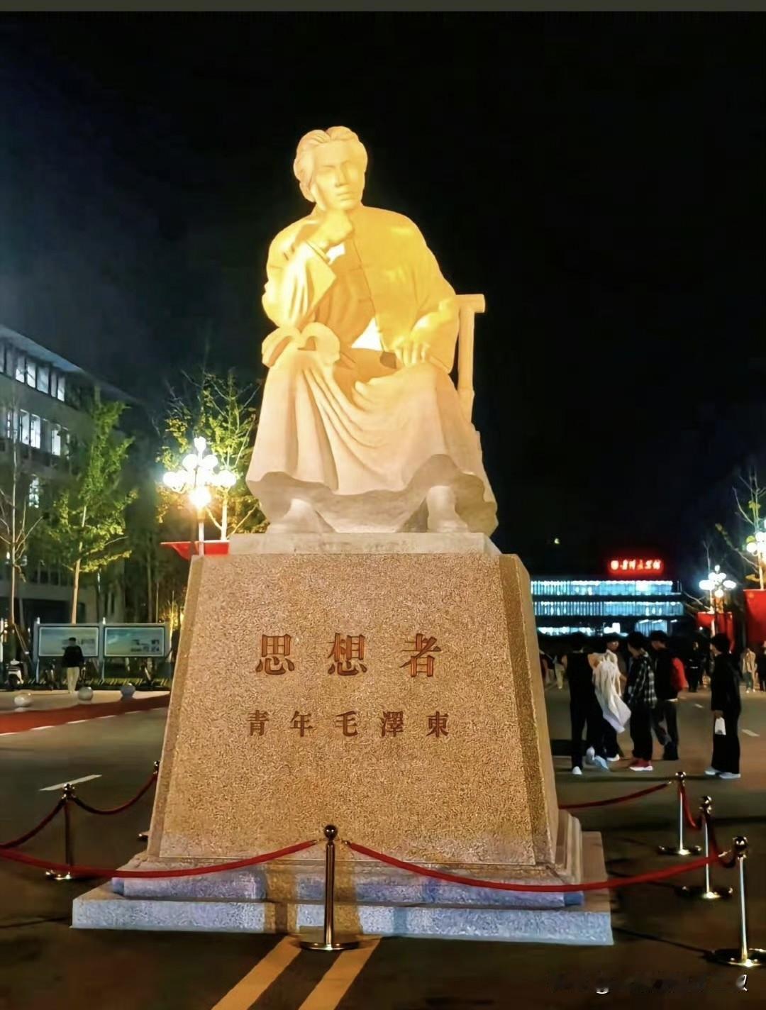 第一次见到这尊青年教员雕像，
他身穿长衫，右手托腮，陷入沉思中。
基座上刻有“思