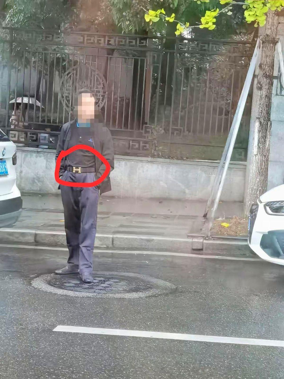 别小看身边任何一位大爷，他腰间系的可能不是寻常腰带，而是价值上万的爱马仕。

最