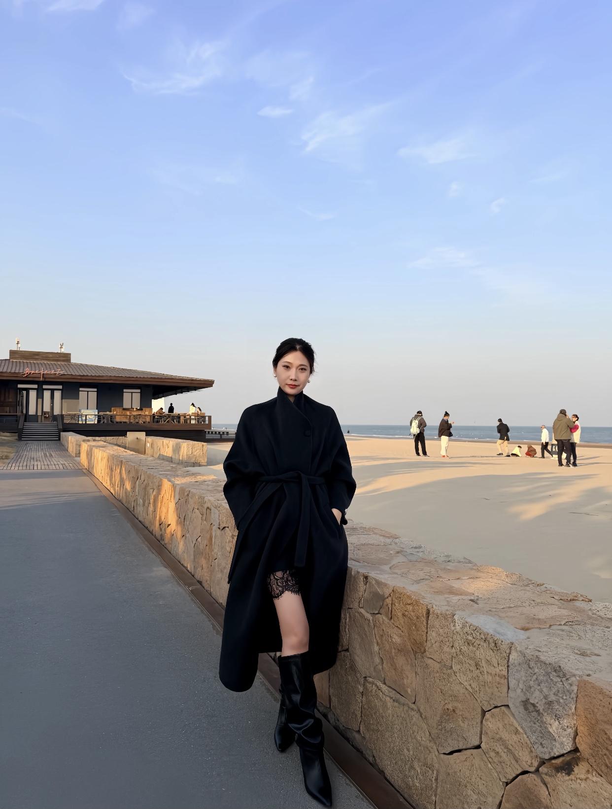 女人真正的魅力应该是什么?内在的善良是魅力的基础，心怀善意对待他人。