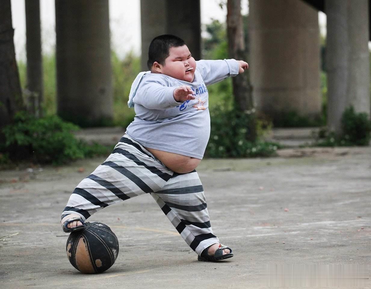 [左上]别高兴的太早！孩子白白胖胖不一定是好事！
 
问：
孩子超重、肥胖到底会