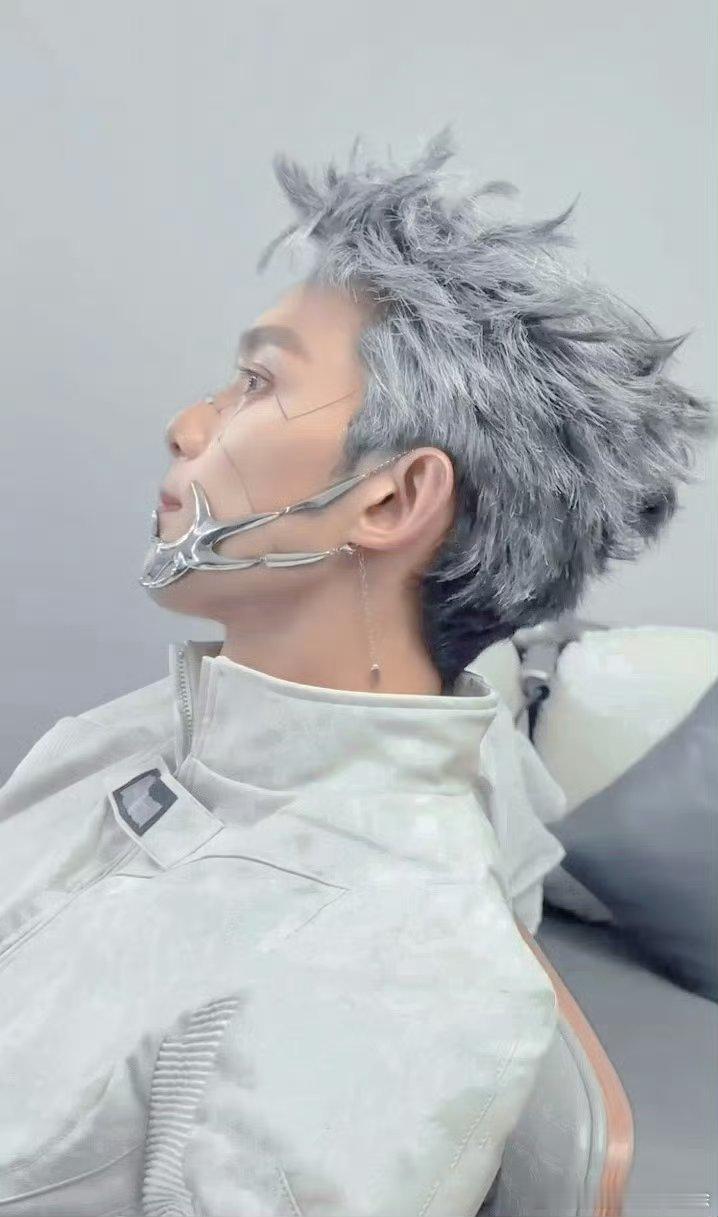 吴磊银发  吴磊[超话] 我嘞个豆，这也太绝了吧吴磊这发型好帅，这美瞳也好看，机