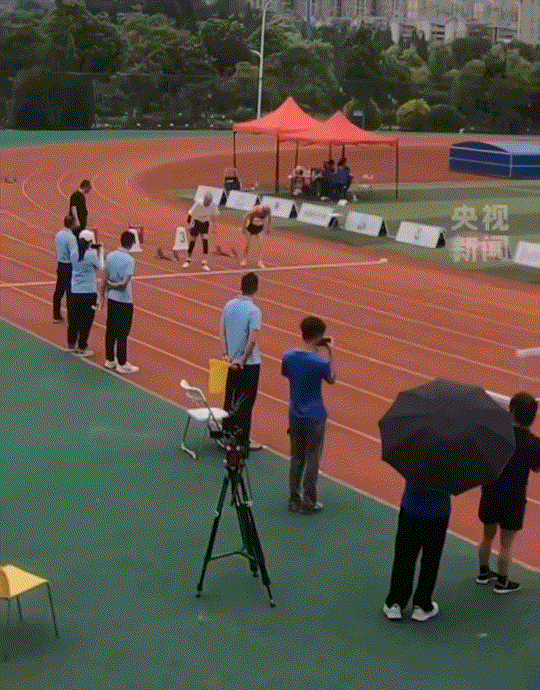 “大爷还得是大爷”！湖南长沙，一场老年田径赛事现场，一82岁大爷参加80米跨栏比