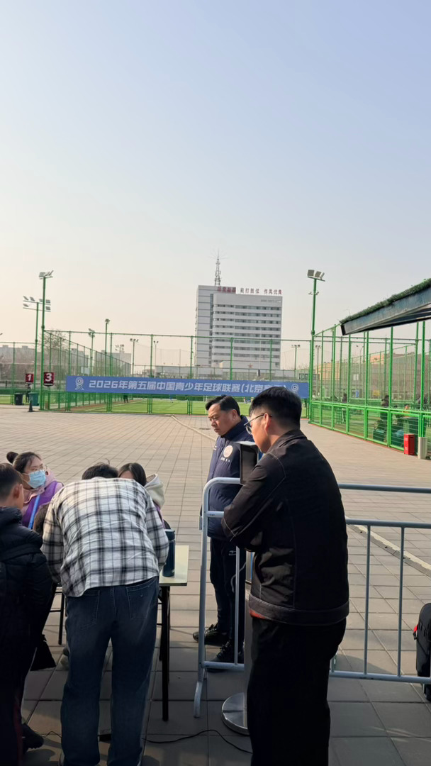 来参加外甥女的足球比赛小学三年级我的天现在的小朋友太幸福了 专业场地 专业球鞋当