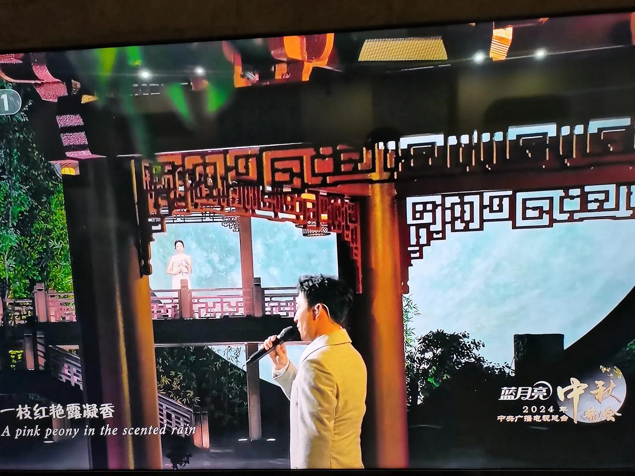 蓝月亮中秋晚会广告霸屏。

蓝月亮2024上半年营收大增41%，但却亏损6个多亿