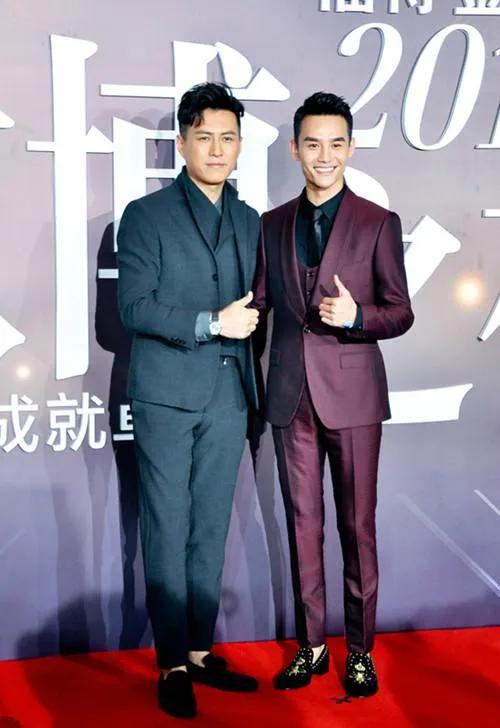 左边是靳东，右边是王凯
一个是70后，一个是80后
一个身高183 cm，一个身