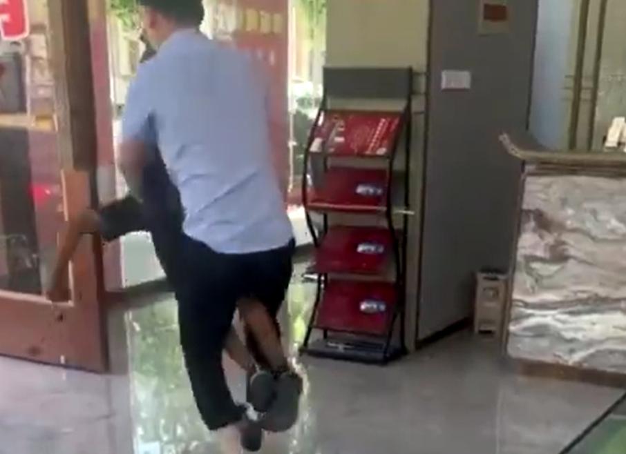 【，员工：给吃的也不要，只要钱】7月1日，山东烟台。男子进售楼处下跪乞讨只要钱被