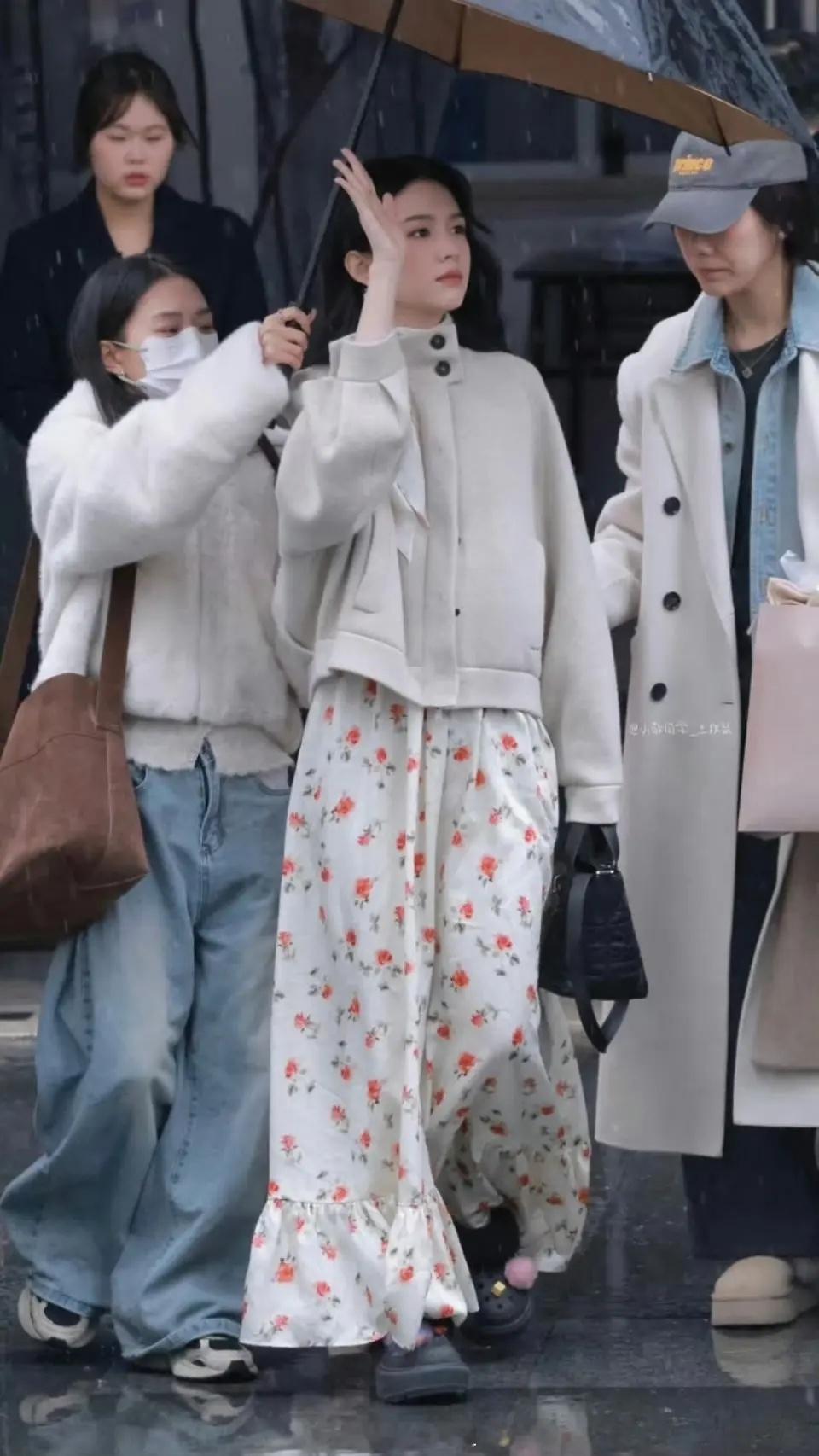 周也hi6生图来咯 好美啊她适合重一点的妆，这身穿搭好好看啊 