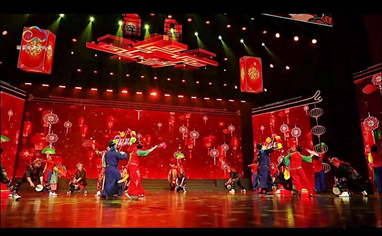 海阳大秧歌压轴2026山东非遗春晚鼓点一响，全场沸腾！海阳大秧歌压轴山东非遗春晚