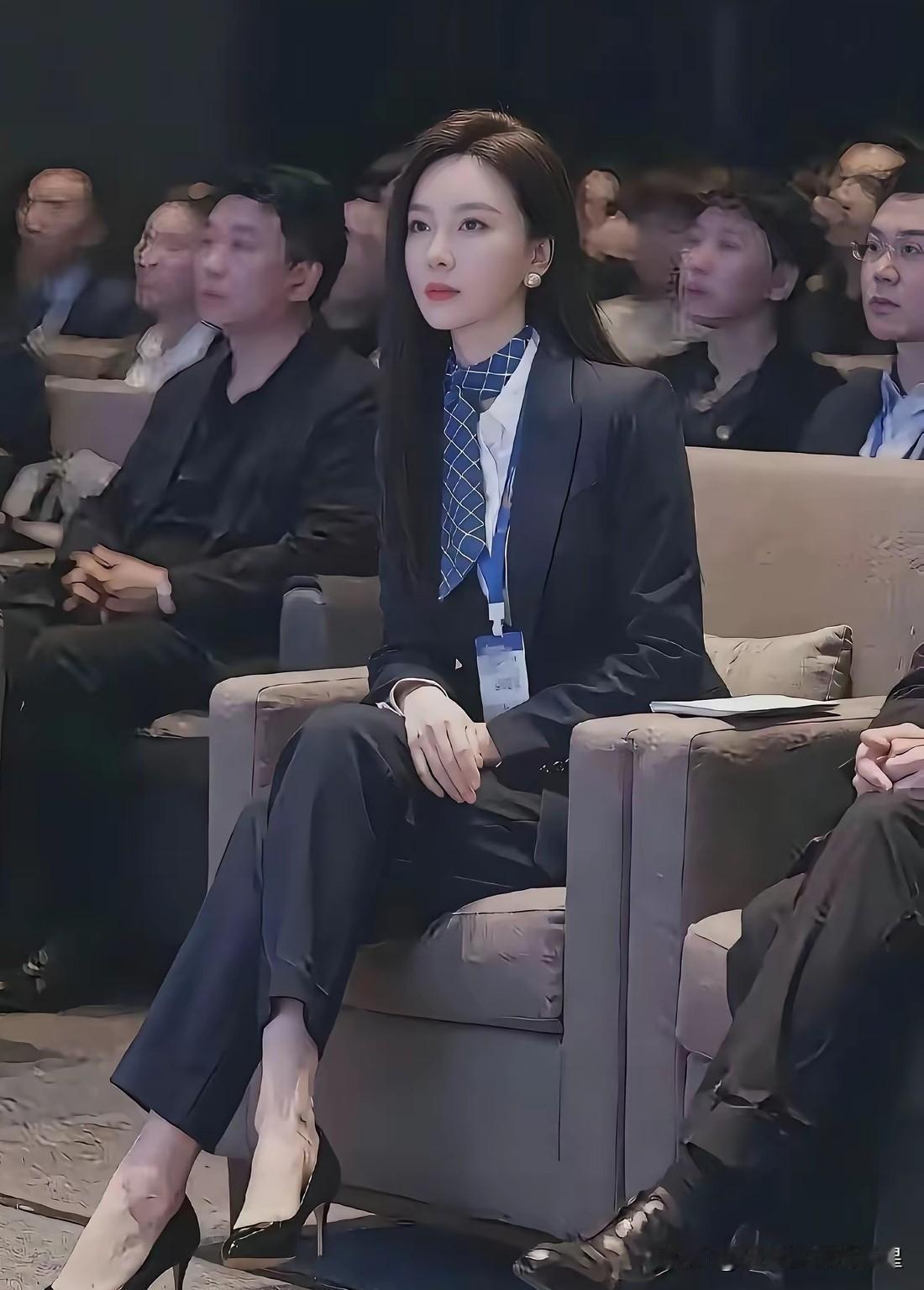 天呐！这样的女生，是不是大家心里的白月光？

她气质干净又舒服，笑起来感觉世界都