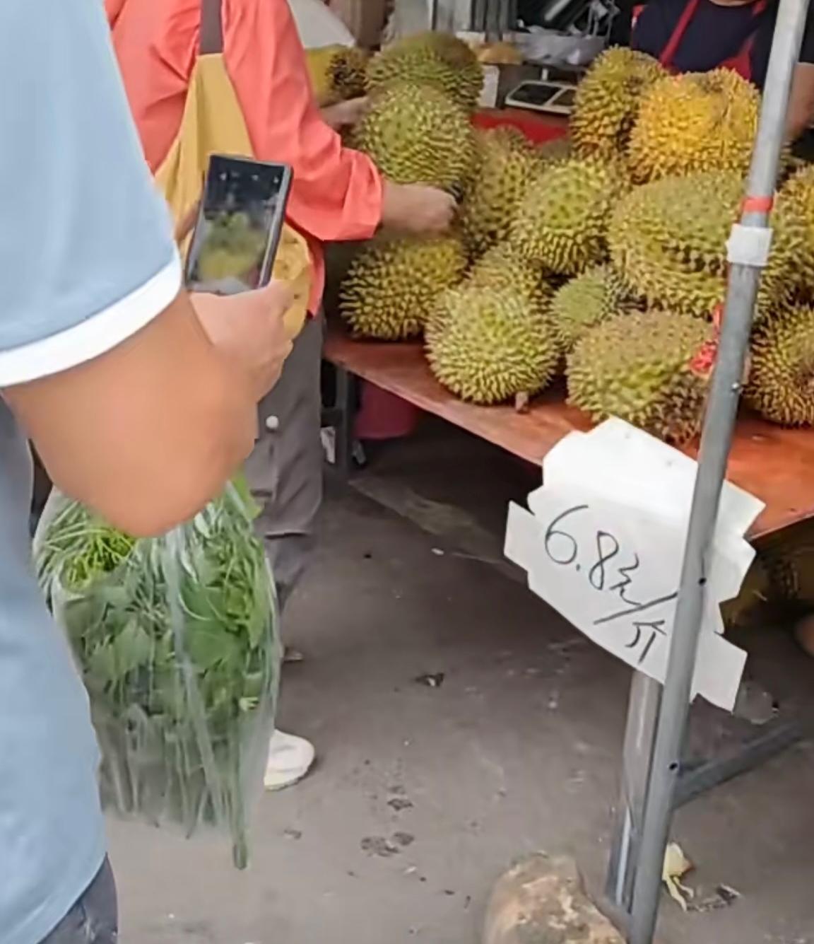 最近是什么情况，榴莲价格大跳水。真不敢相信这是2026年榴莲的价格，这是广西的榴