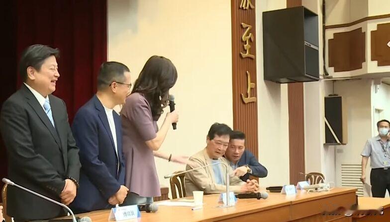 郑丽文、赵少康今天（21号）同台有说有笑，是真的“大和解”还是在“演”？

国民