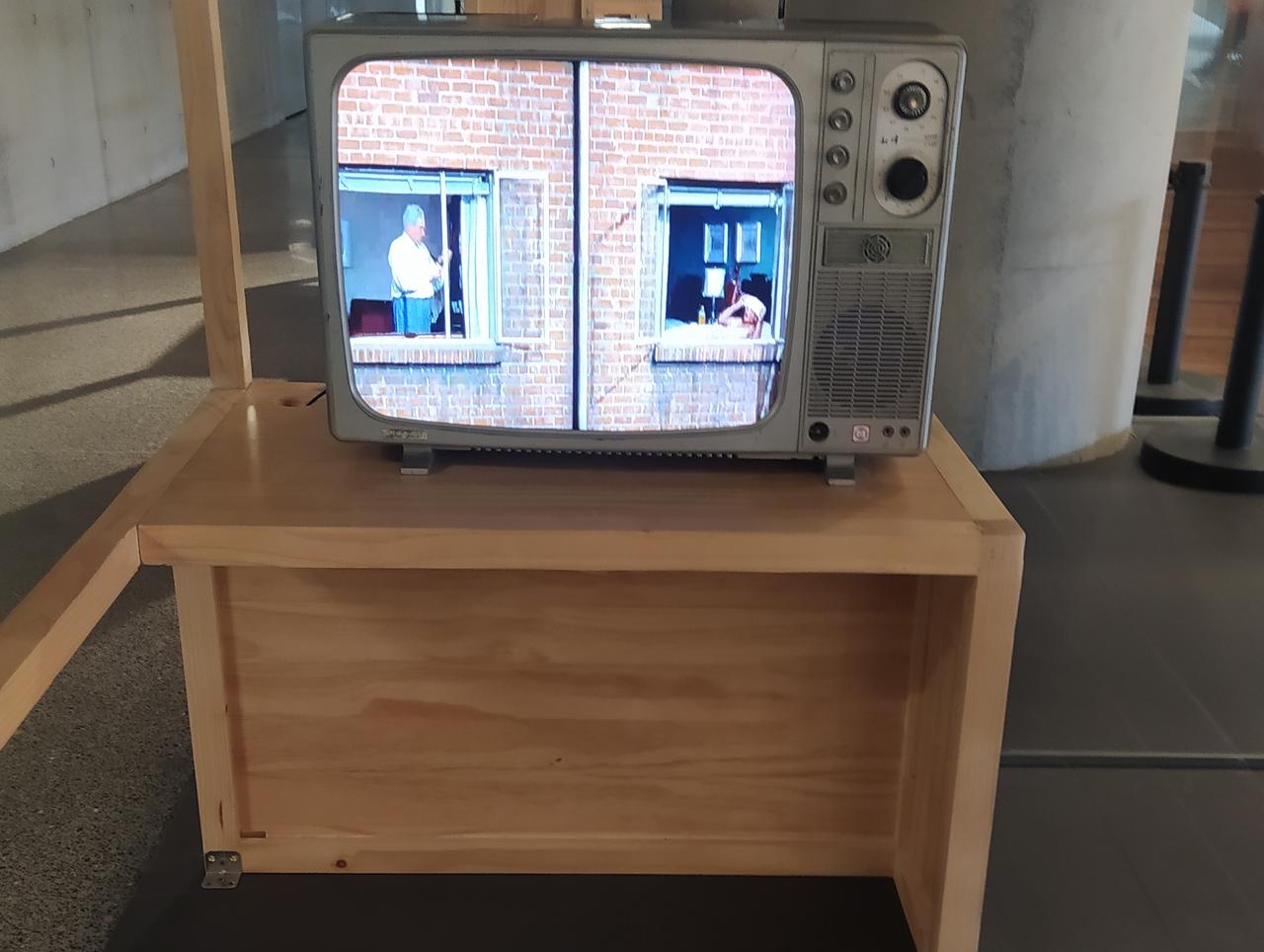 以前的电视机和电脑屏幕都大的像脑袋似的，不好搬动。不像现在的液晶显示屏，很薄的。