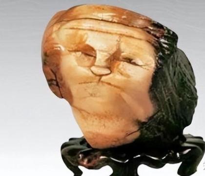 1997年，宁夏摄影师赵立云在戈壁滩花150块买了块石头。四年后故宫专家鉴定，估