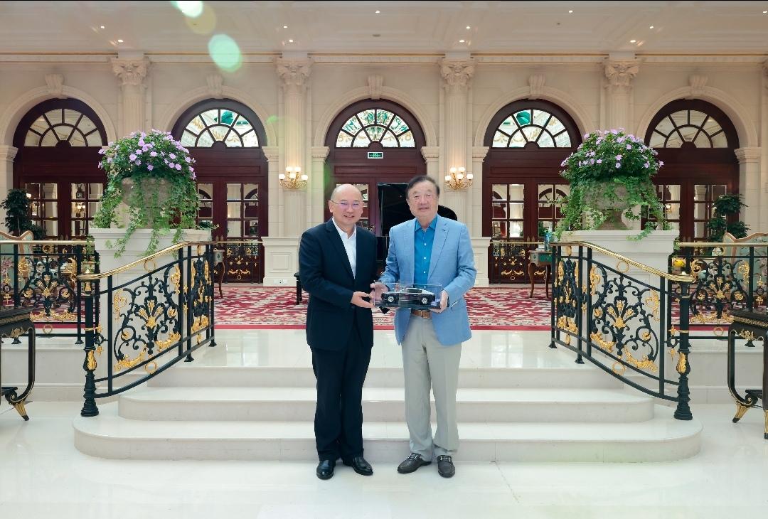 1月6日，一网友发了和任正非的合影，看着挺有意思的。

照片里俩人站在布置得挺有