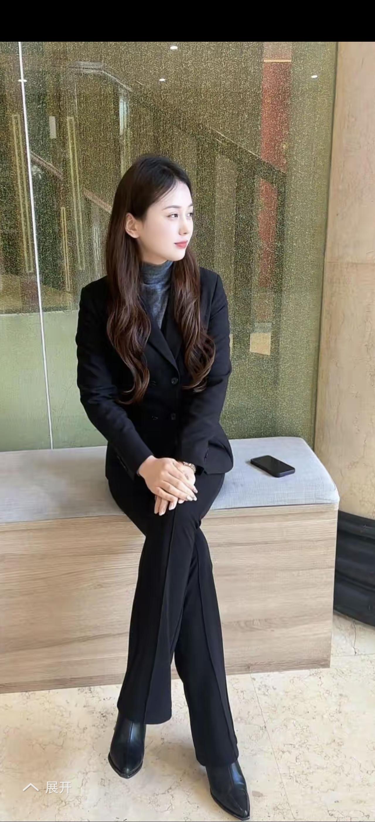 黑衣美人倚栏坐，静看红尘如梦。