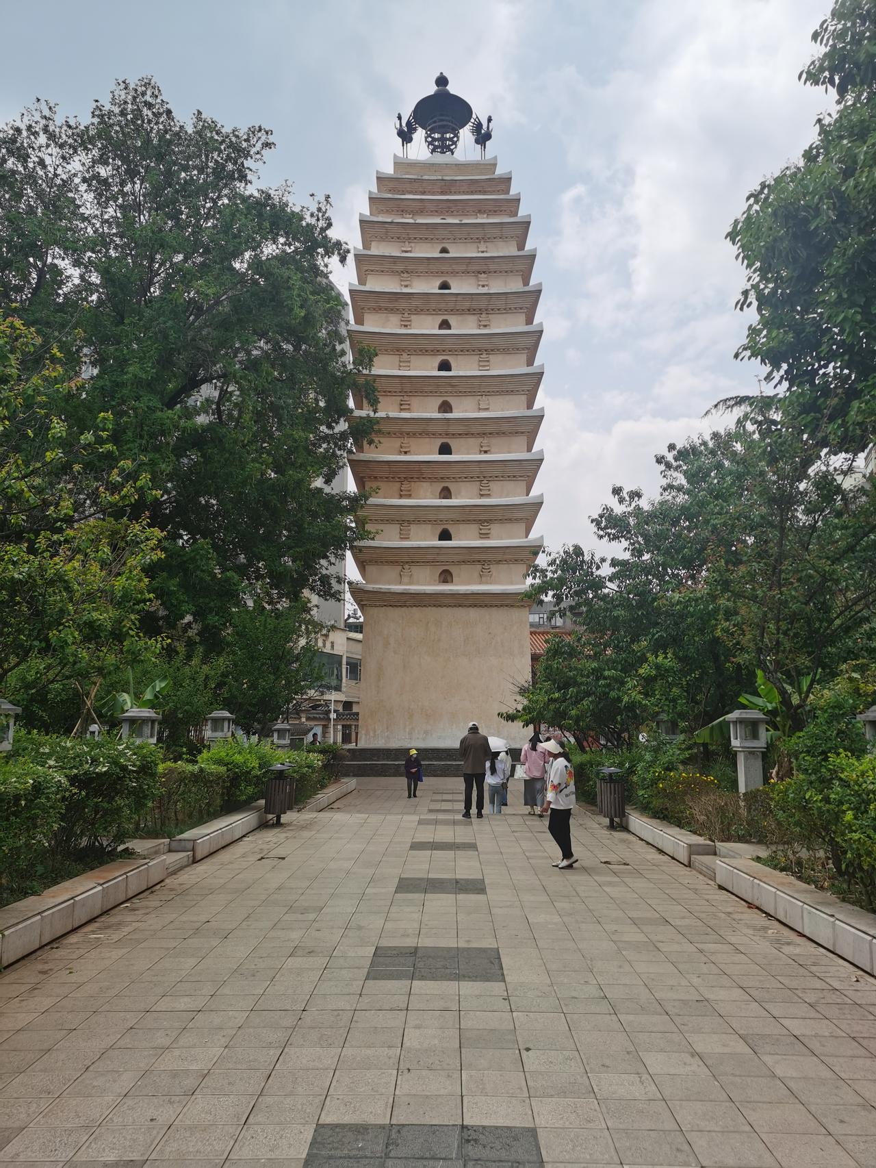 说点不中听的话，现在网络上，已经开始各种各样AI的胡说八道了，随手点开十篇，九篇