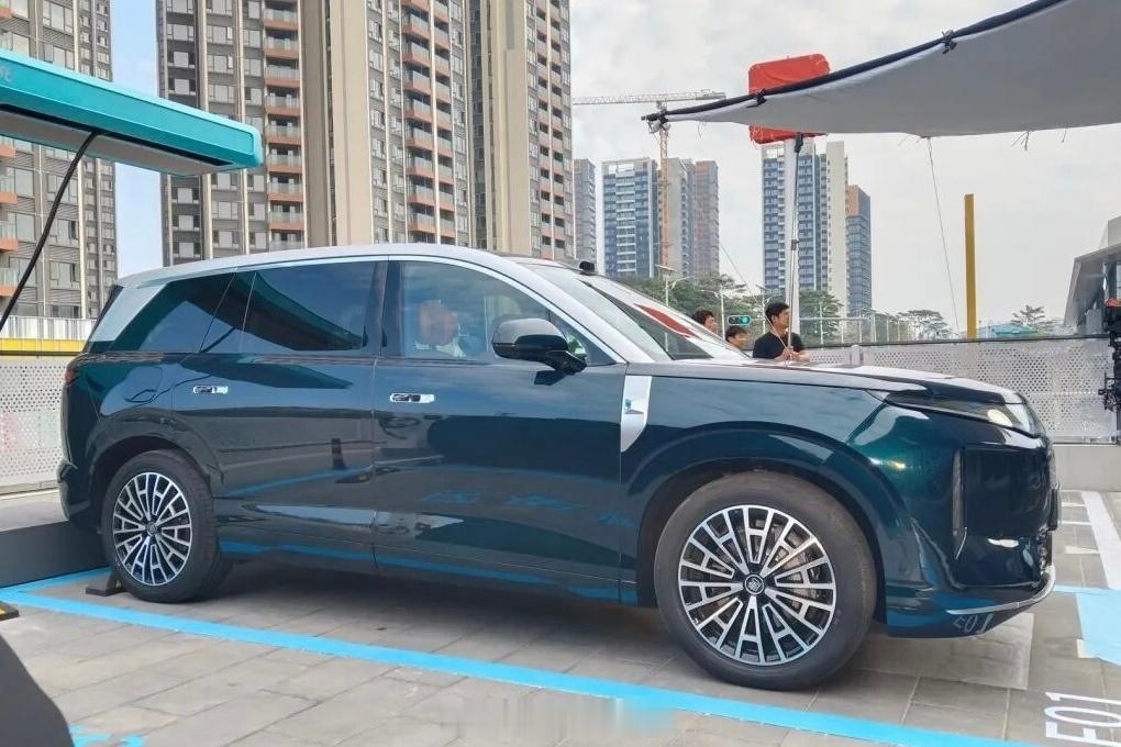 大唐这车身比例非常好但是但是但是就没有人想过做台大型 SUV 的时候把后排门改成