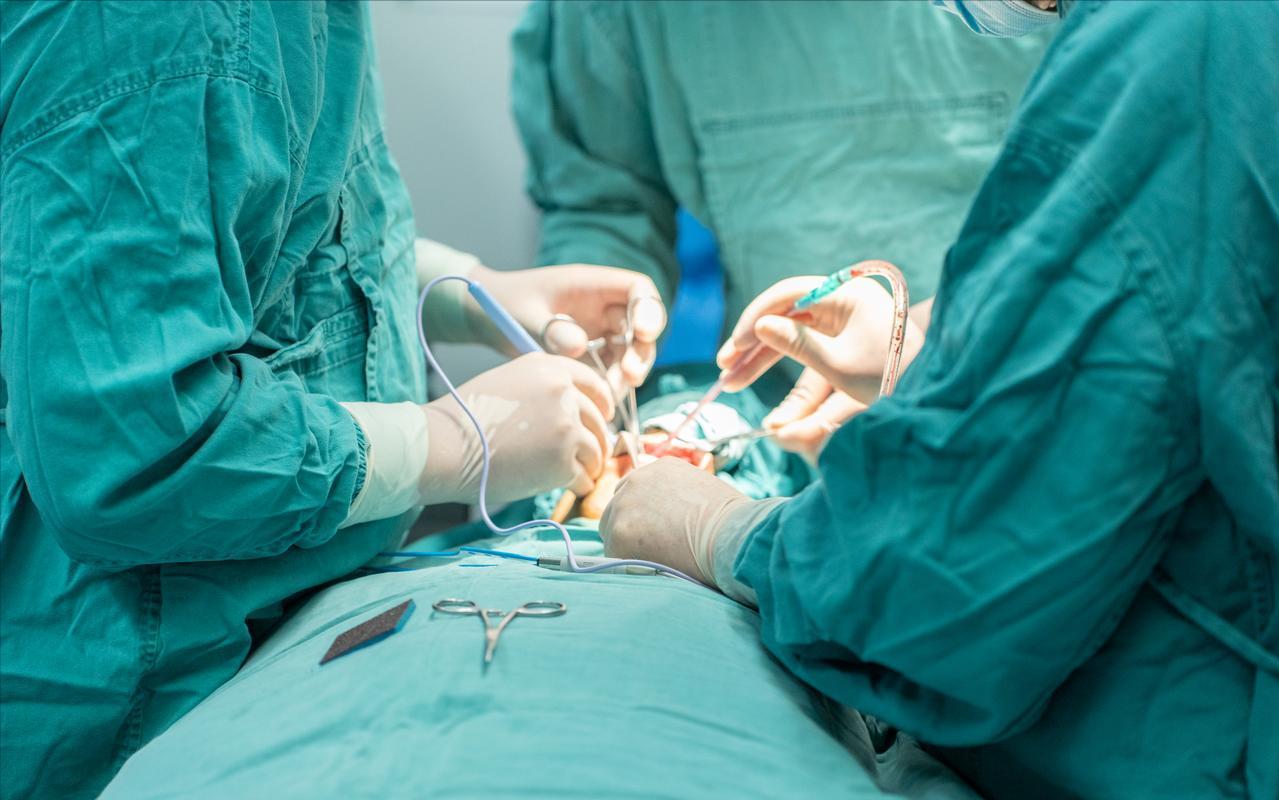 孩子腹痛切除六个脏器，从这个事件后看出医生群体变化，很戏剧性
一个孩子腹痛到县医