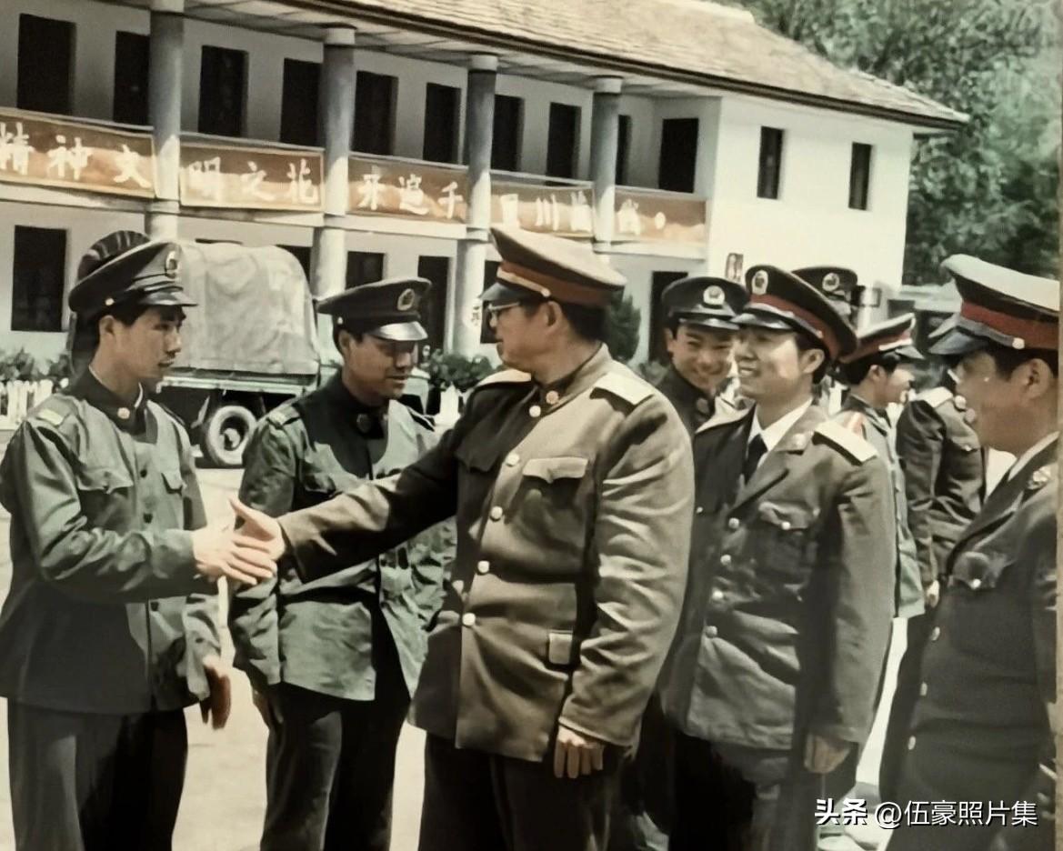 1989年5月，成都军区副司令员的廖锡龙将军（左三）到川藏线考察期间，特意接见泸
