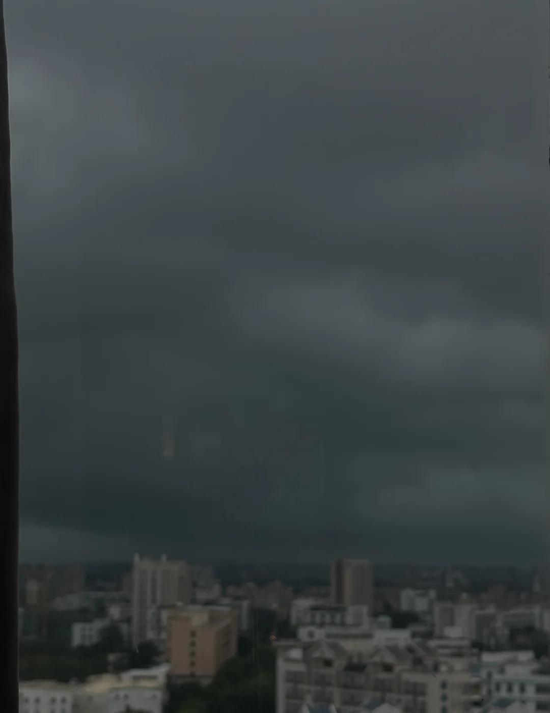 汕头你……！
黑云压城城欲摧 雷阵雨来袭