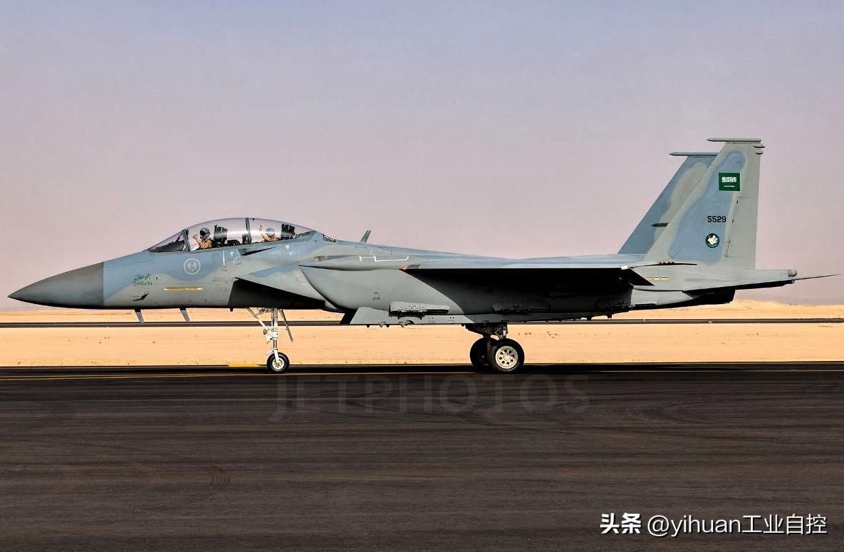 公开资料显示，沙特定制版F-15SA战斗机脱胎于F-15E“攻击鹰”，也是串列双