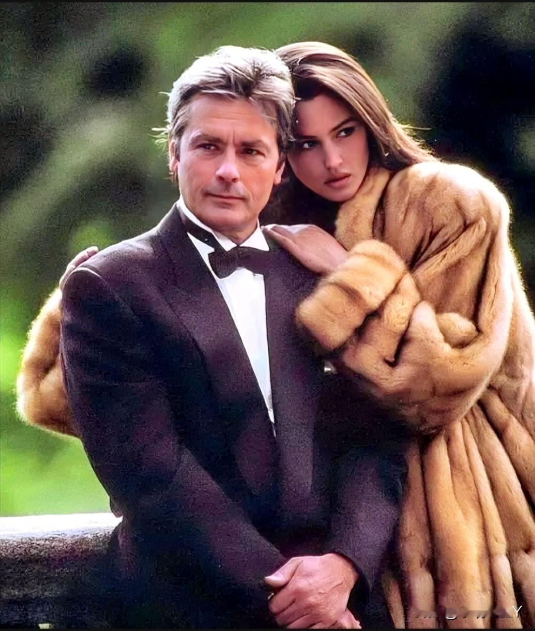 1989年，阿兰德龙和莫妮卡·贝鲁奇的留影旧照，彼时阿兰德龙54岁，帅的无与伦比