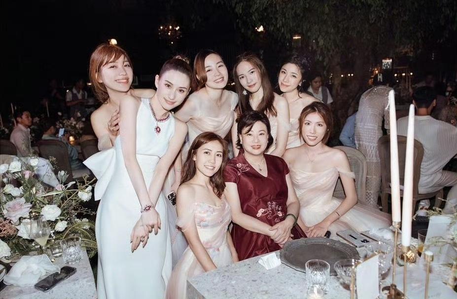 何超莲和窦骁结婚，三太并非什么都不给而是单独给了女儿何超莲。

何超莲在巴厘岛婚
