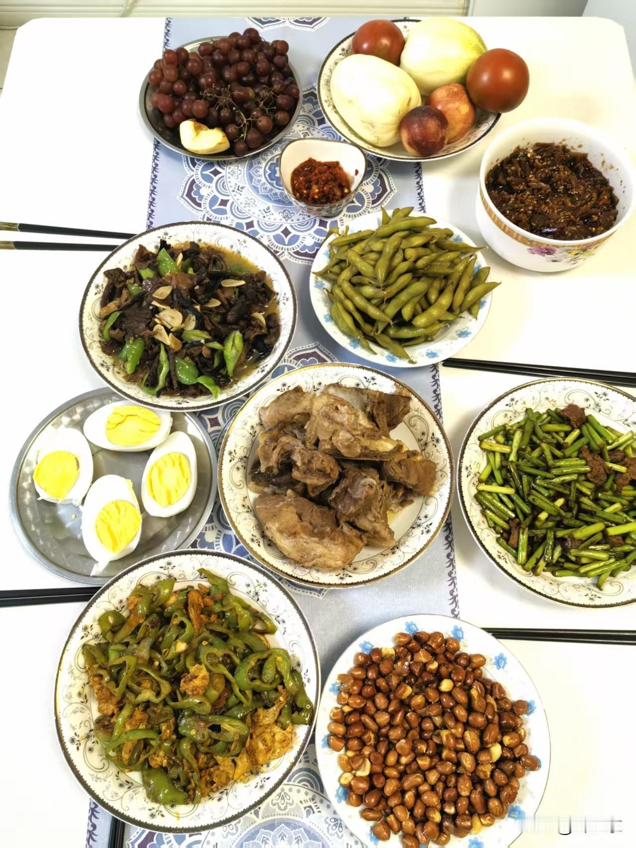 家宴
每周家宴聚亲情，
民族文化靠传承。
红色基因骨中印，
请续句……
（解放宝