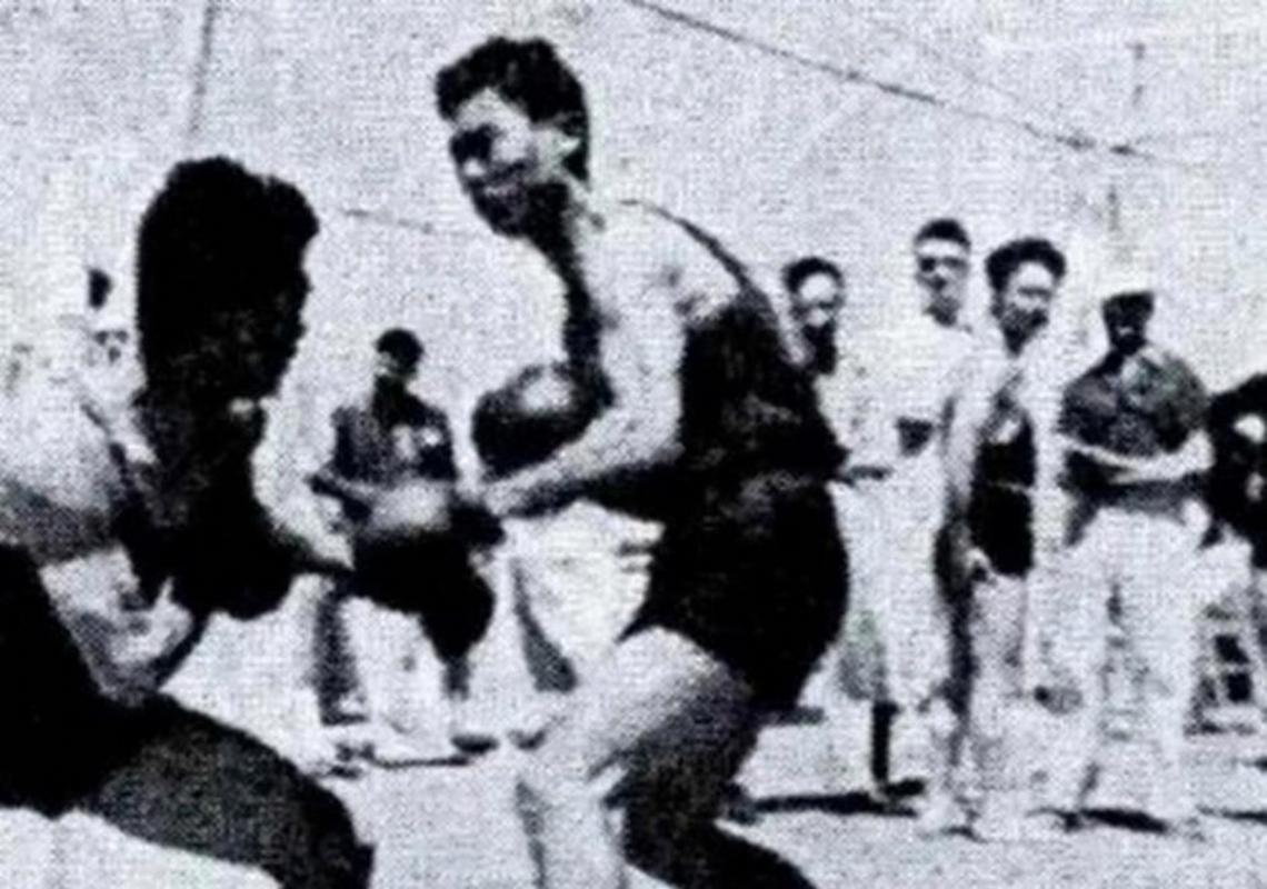 1936年，武术家寇运兴在德国柏林表演武术，遭到芬兰拳击手挑衅，说：我要用拳击挑