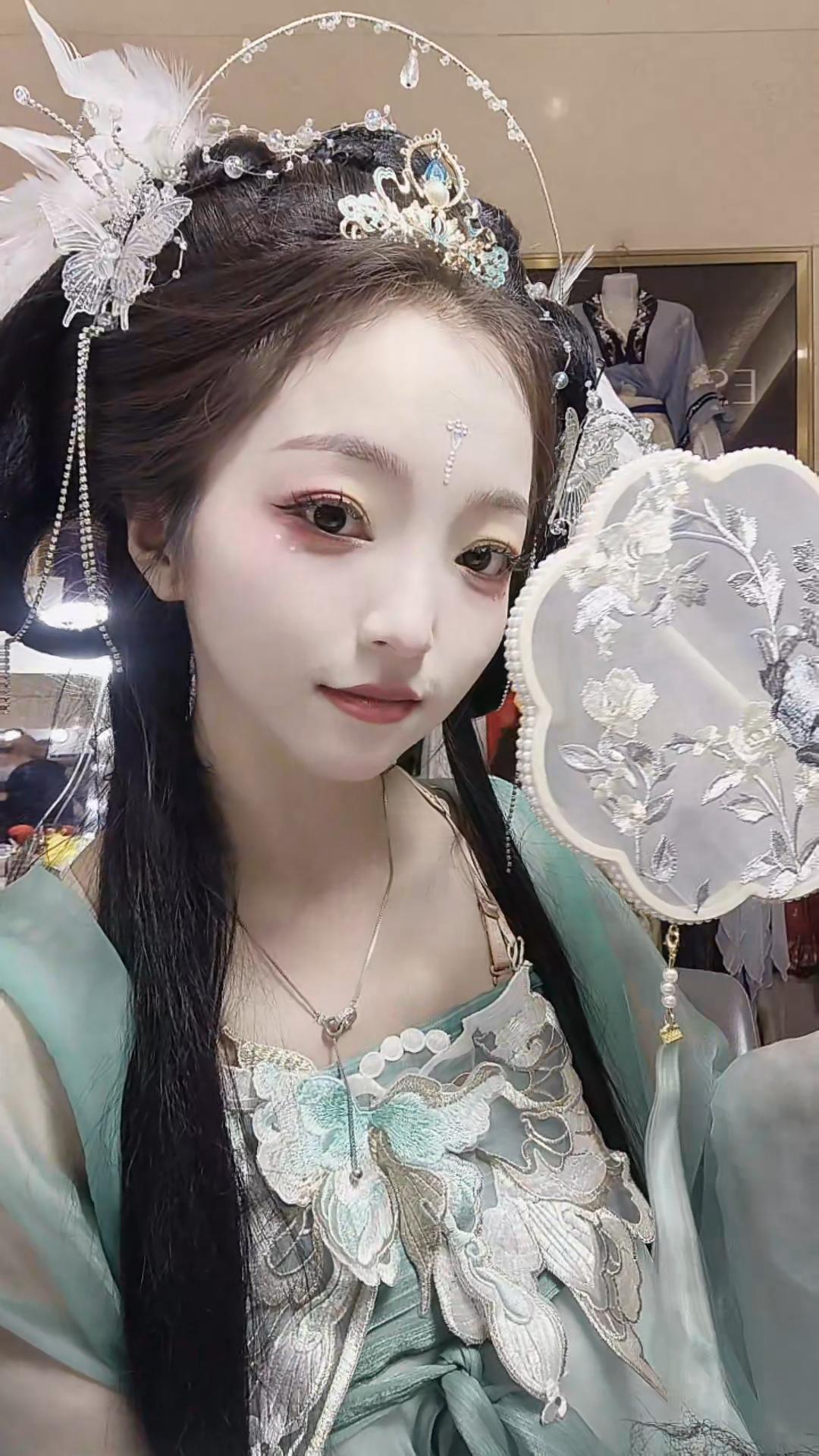 “我无名分 我不多嗔 我与你难生恨”
