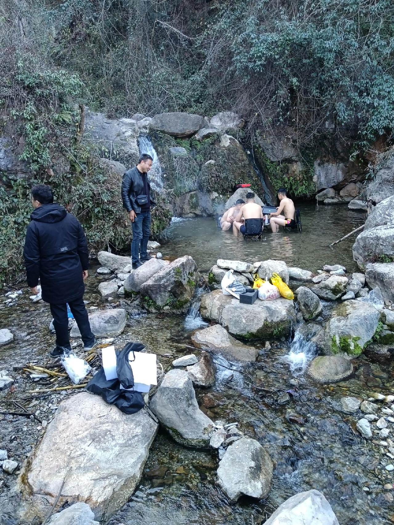 冬日的暖水川
冬天一起去看冰瀑吧 走进冬日山野 冰冻花 大山深处自然美山清水秀好