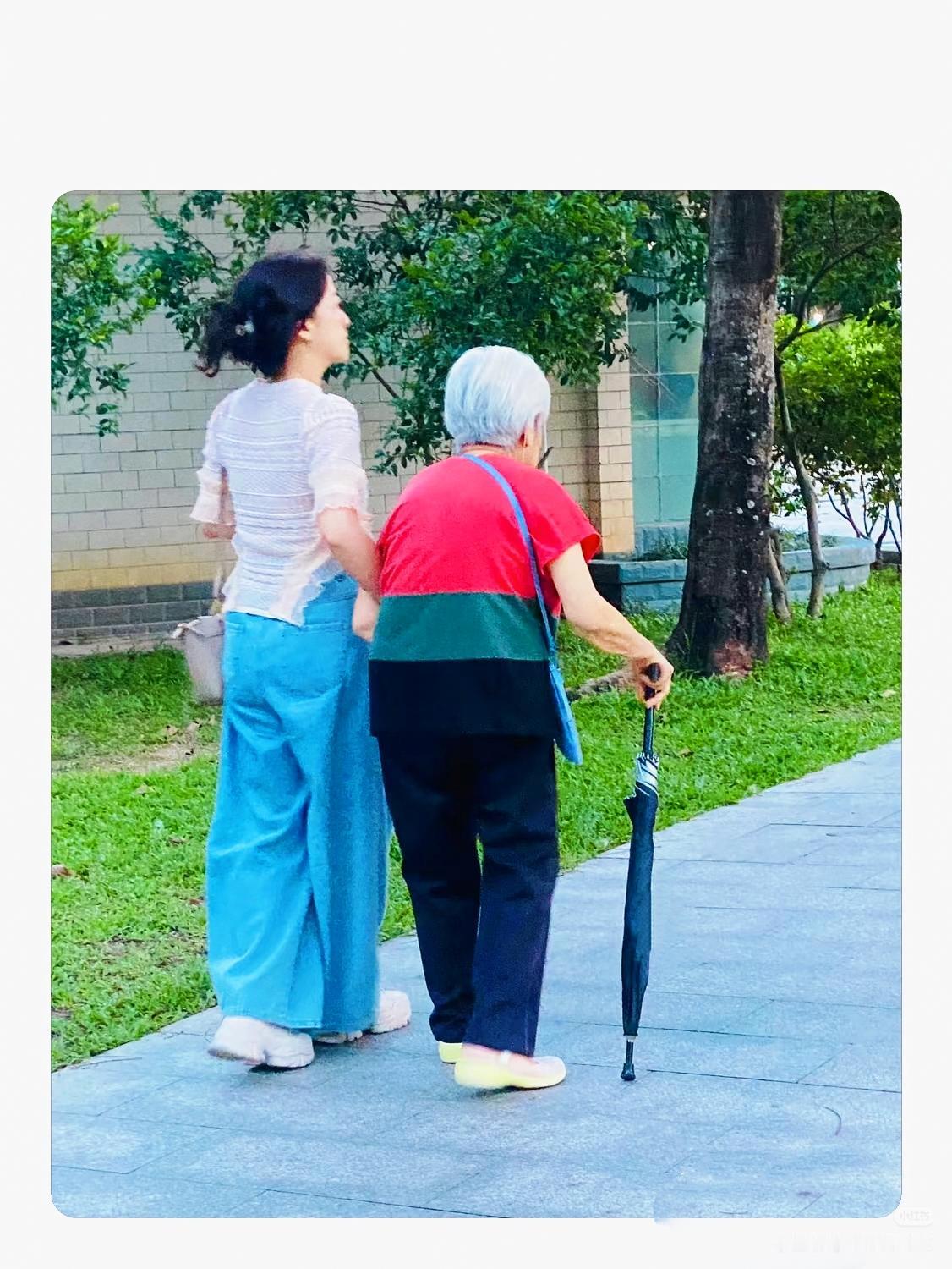 别等父母老了才懂，这才是最高级的孝顺
 
刷到一句扎心的话：妈妈的世界里，从头到