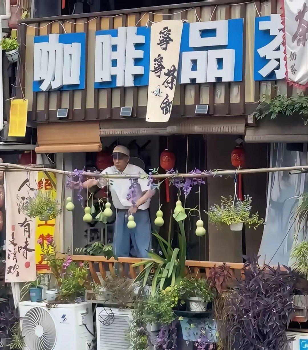 这不就是典型的东施效颦吗？葫芦爷爷连夜剪掉自家门前的七个葫芦后，本以为这场闹剧也