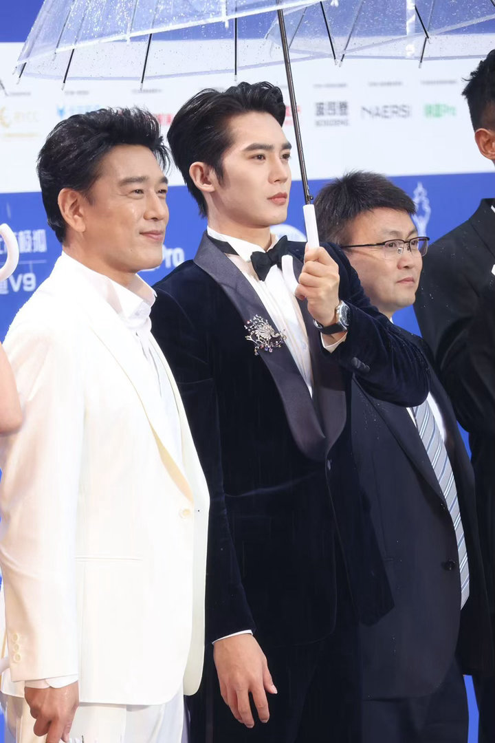 于适yosh北影节开幕式北影节红毯于适 北影节开幕式于适携《四渡》剧组，霸气雨中