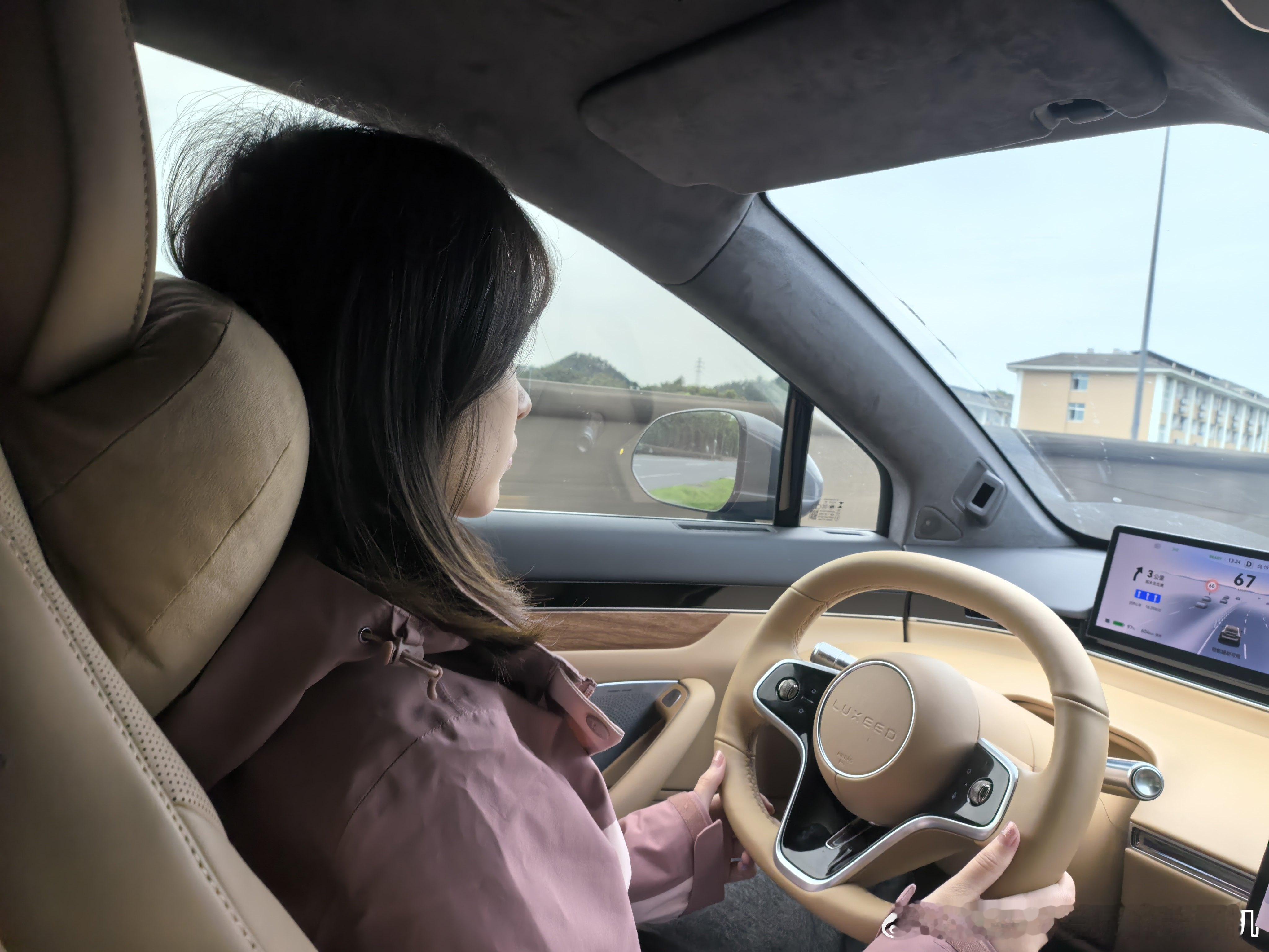 女儿自己开车回学校中现在都是我开车去学校接她、回家的路她开，回学校她开、我再开回