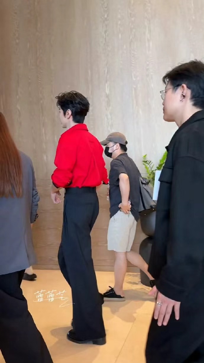 陈哲远黑红look陈哲远黑红衬衫叠搭造型 陈哲远黑红look，陈哲远黑红衬衫叠搭