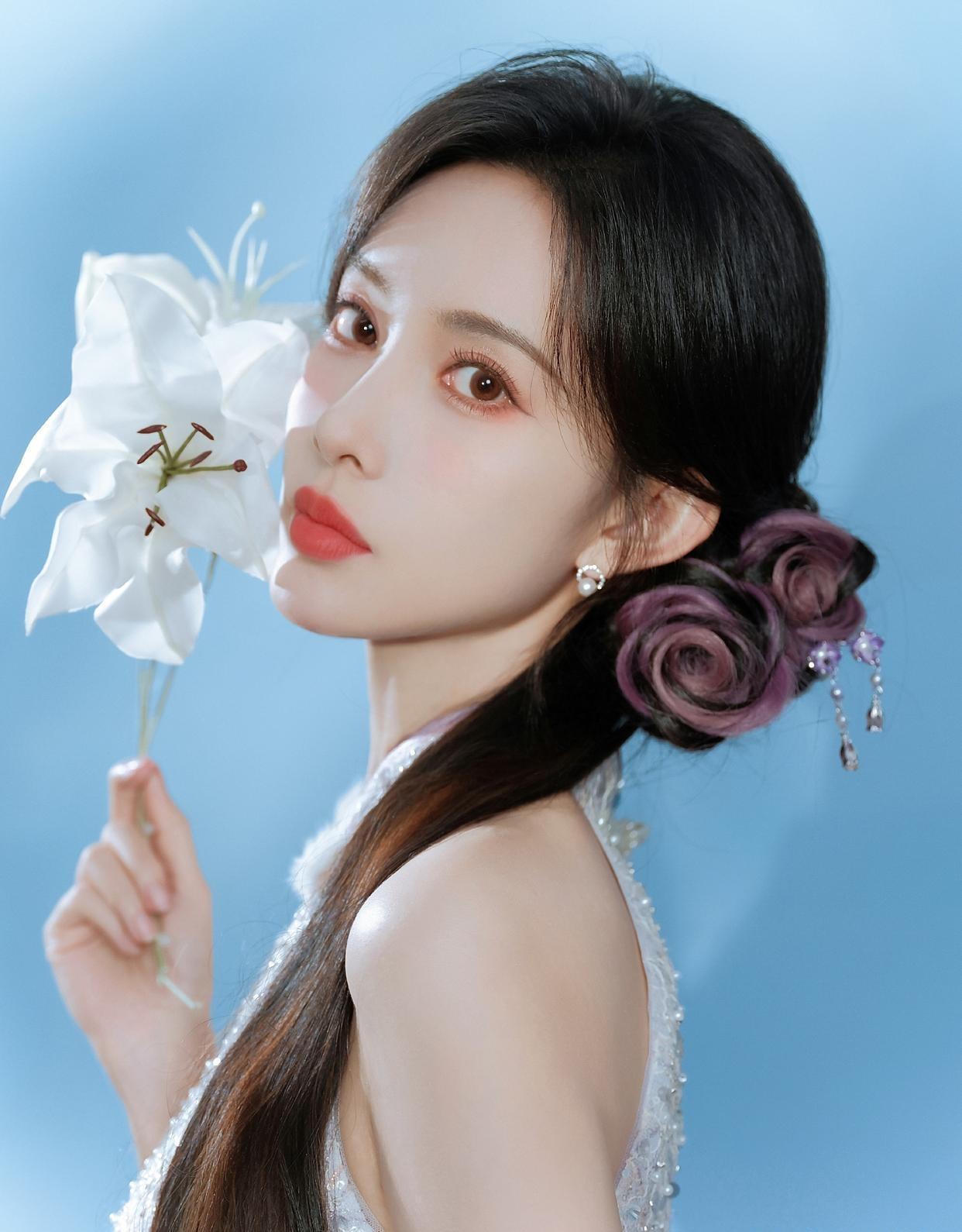 孟子义真乃画中仙子，眉眼如画，顾盼生姿，美得惊心动魄！ 