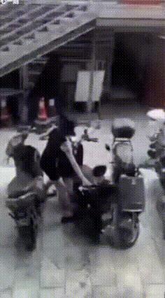 常听人说“漂亮的女人脑子堪忧”，以前我还真不信，直到看见这位美女，我彻底服了！