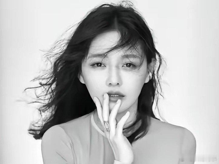 朱孝天再次维护大S的前夫汪小菲，如今定居北京。朱孝天与妻子结婚几十年未传宗接代，