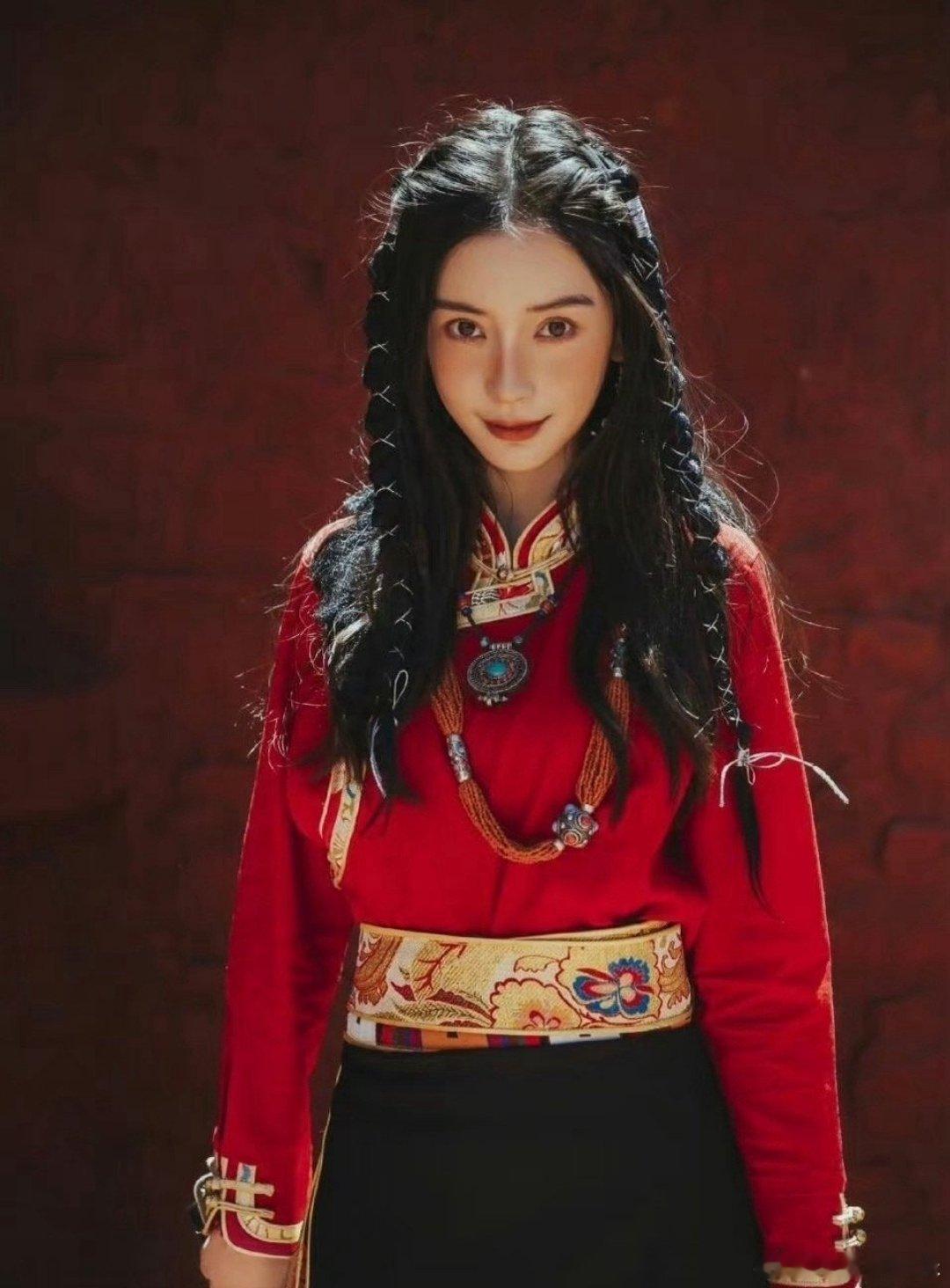 Angelababy羌族服饰路透从贵州苗寨到阿坝羌寨，Angelababy持续走