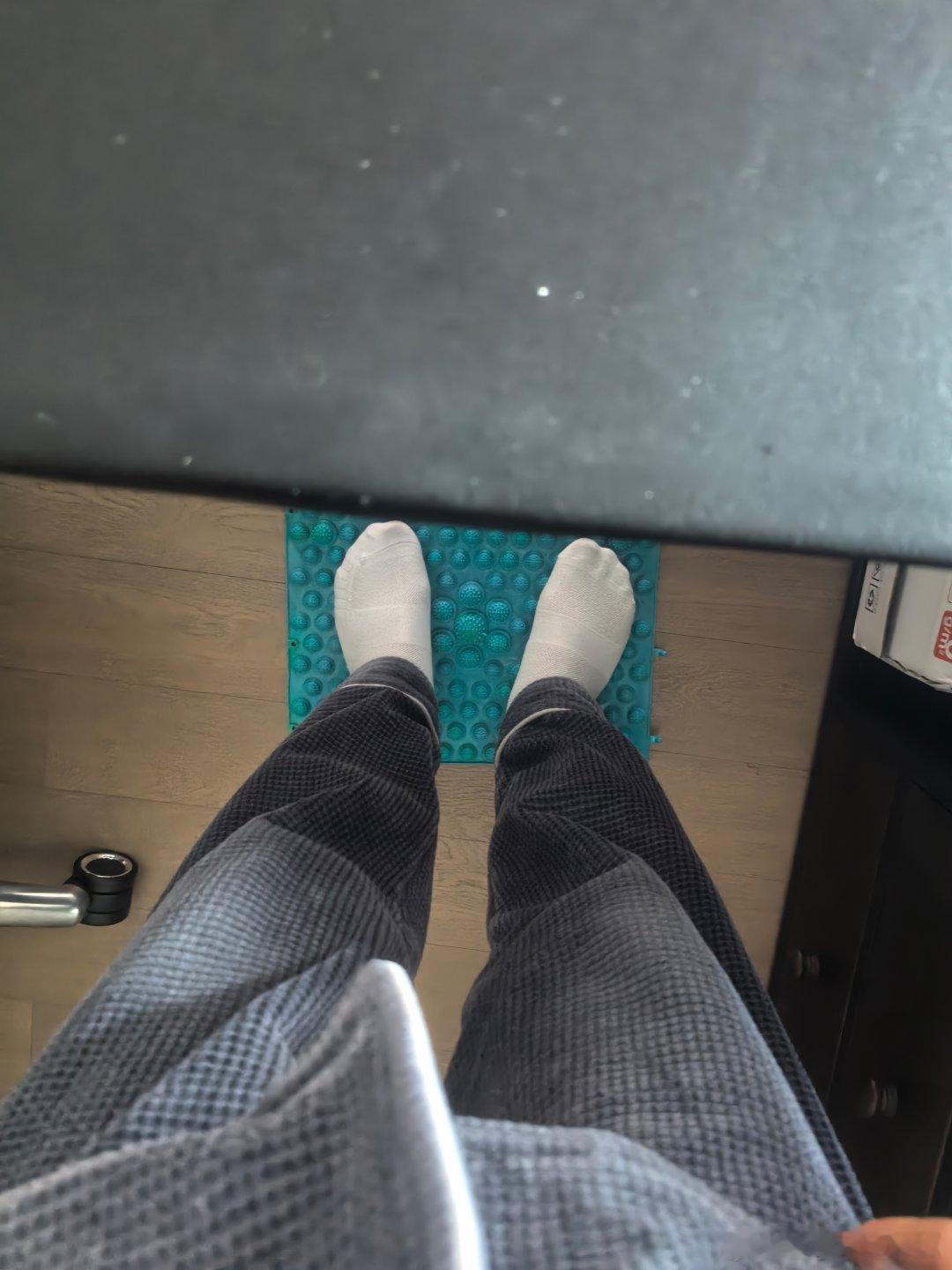 现在偶尔原地指压板慢跑半个小时，睡眠质量杠杠的。以前差点要用药，建议睡眠不好的宝